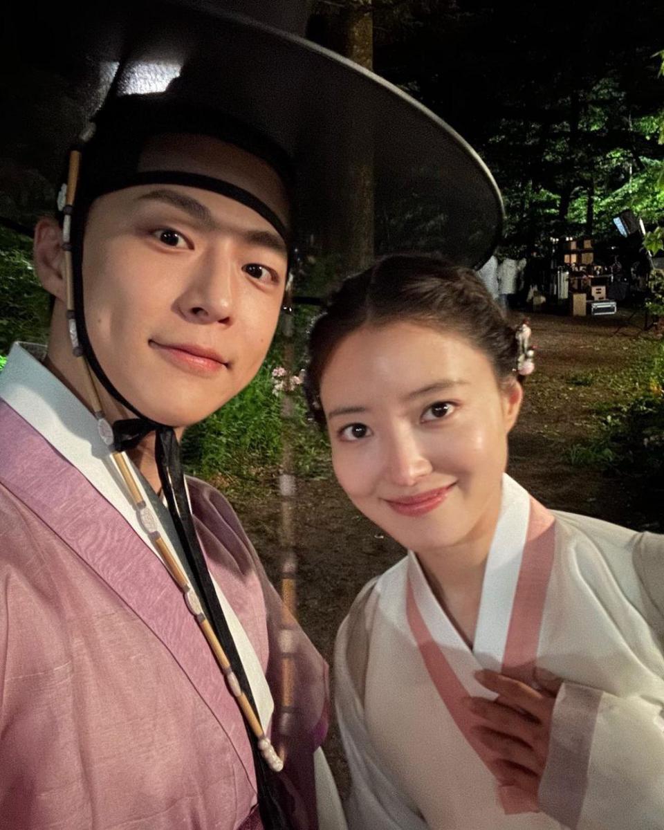 Bae In Hyuk dan Lee Se Young di balik layar drama The Story of Park's Marriage Contract (instagram.com/inhyuk_bb)