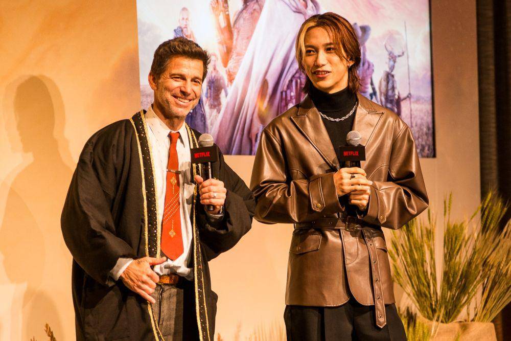 Zack Snyder dan Rihito INI di konferensi pers Rebel Moon — Part One: A Child of Fire di Jepang (11/12/2023) (dok. Netflix)