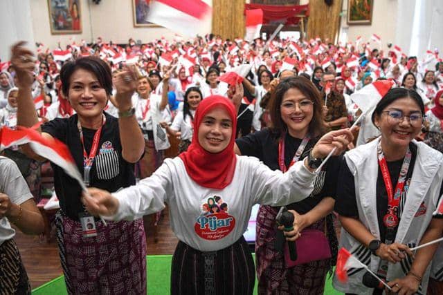 Siti Atikoh dan Hasto Antusias Senam Ganjar Bersama Emak-emak Semarang