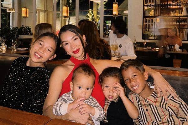 7 Potret Christmas Dinner Jennifer Bachdim, Sambil Momong Empat Anak