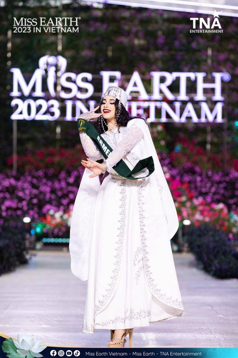 Potret Kostum Nasional Wakil dari Kawasan Eropa di Miss Earth 2023 (Facebook.com/Miss Earth)