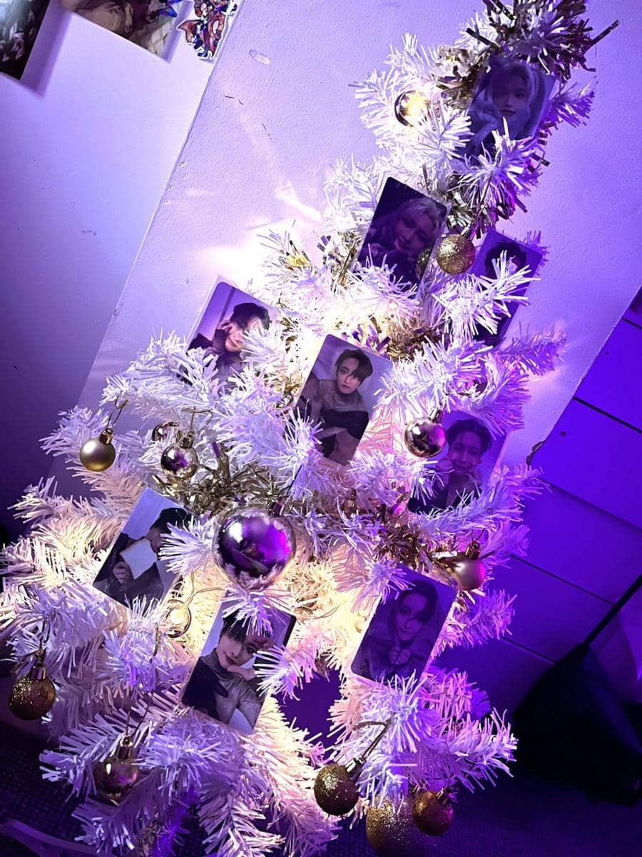Dekorasi pohon natal menggunakan photocard bias (x.com/lysskathleen)