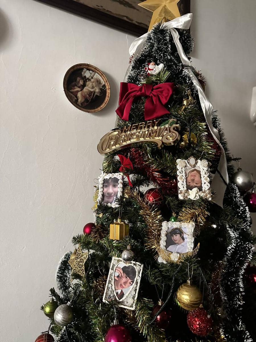 Dekorasi pohon natal menggunakan photocard bias (tiktok.com/taeminwin)