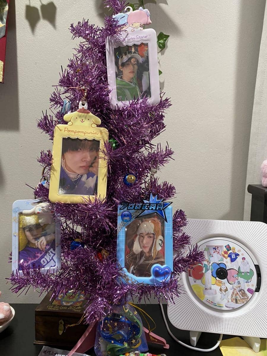 Dekorasi pohon natal menggunakan photocard bias (x.com/dongwinwu)