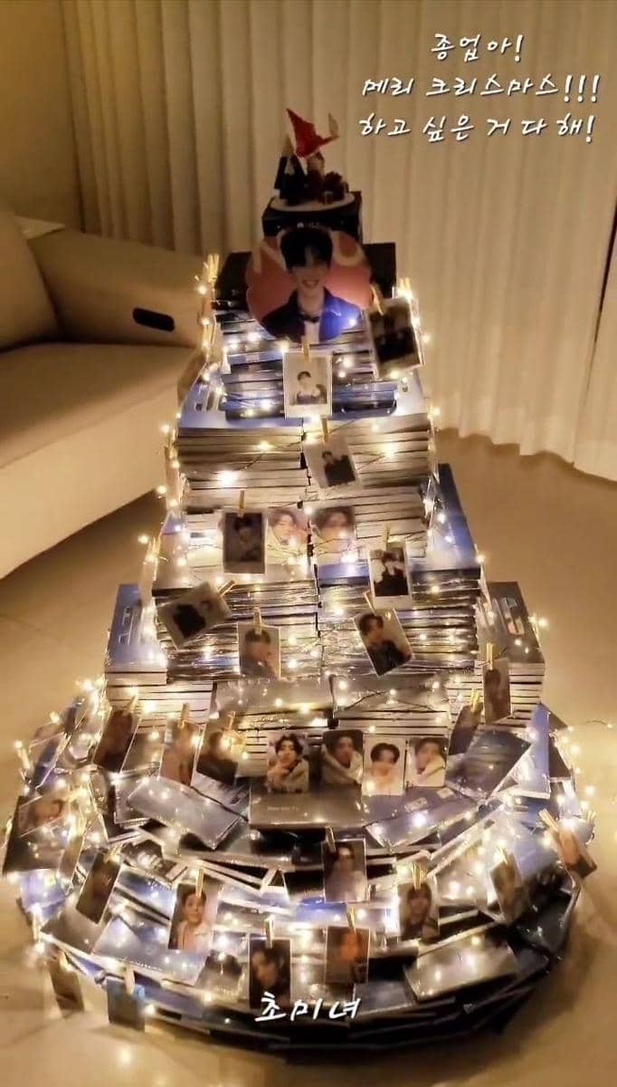Dekorasi pohon natal menggunakan photocard bias (x.com/eobing0206)