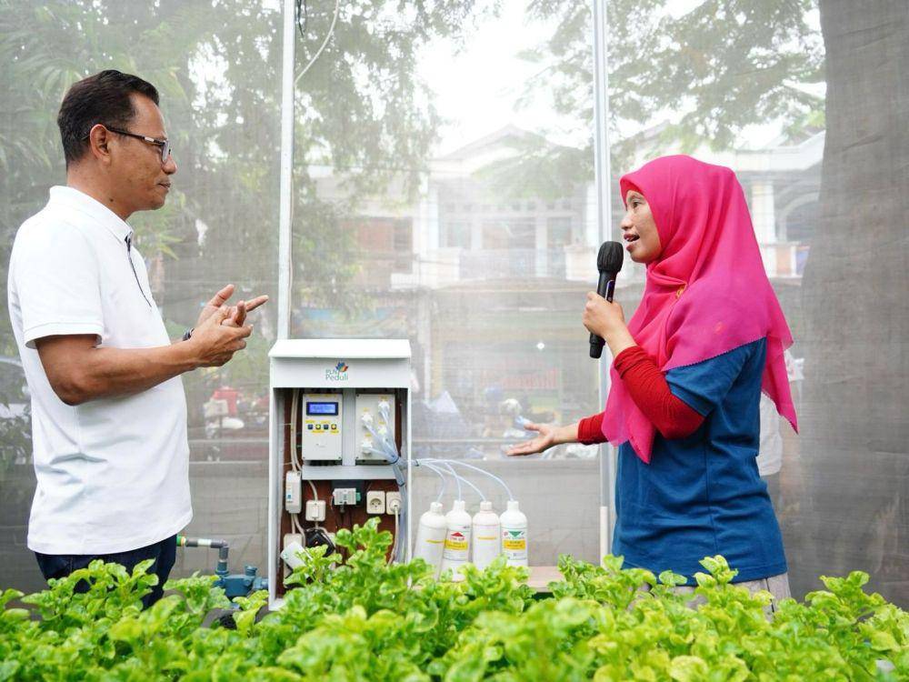 Kelompok Wanita Tani (KWT) D’Shafa binaan PT PLN (Persero) mampu mendapatkan omzet dua kali lipat setelah berhasil mengubah tempat penampungan sampah menjadi lahan pertanian produktif melalui agroeduwisata Edufarm Malakasari. (Dok. PLN)
