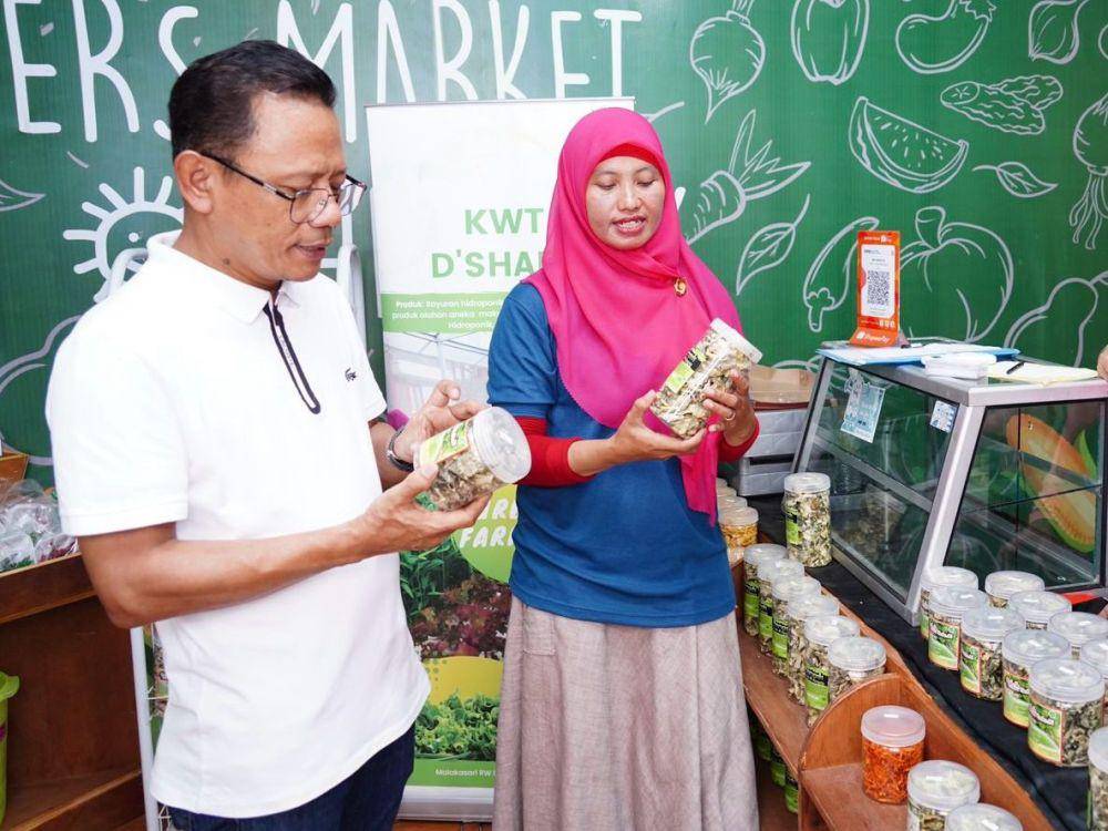 Kelompok Wanita Tani (KWT) D’Shafa binaan PT PLN (Persero) mampu mendapatkan omzet dua kali lipat setelah berhasil mengubah tempat penampungan sampah menjadi lahan pertanian produktif melalui agroeduwisata Edufarm Malakasari. (Dok. PLN)