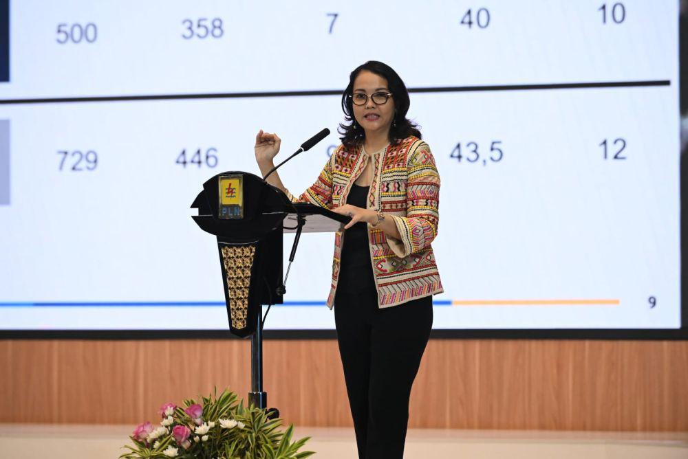 Staf khusus Bidang Makro Ekonomi Kementerian Keuangan RI Masyita Crystallin memaparkan, dalam menjalankan misi transisi energi perlu memperhatikan aspek keadilan dan affordability (keterjangkauan) bagi seluruh masyarakat. Termasuk perempuan yang masuk dalam kelompok sosial paling terpengaruh perubahan iklim. (Dok. PLN)