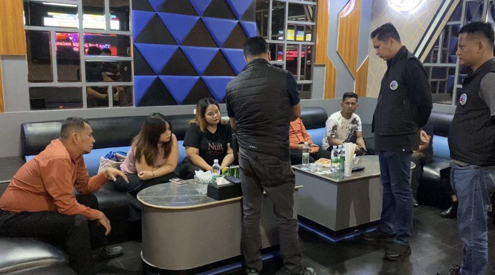 Pengunjung THM RP International Executive Club saat dilakukan tes urine oleh pihak kepolisian (IDN Times/ Fanny Rizano)