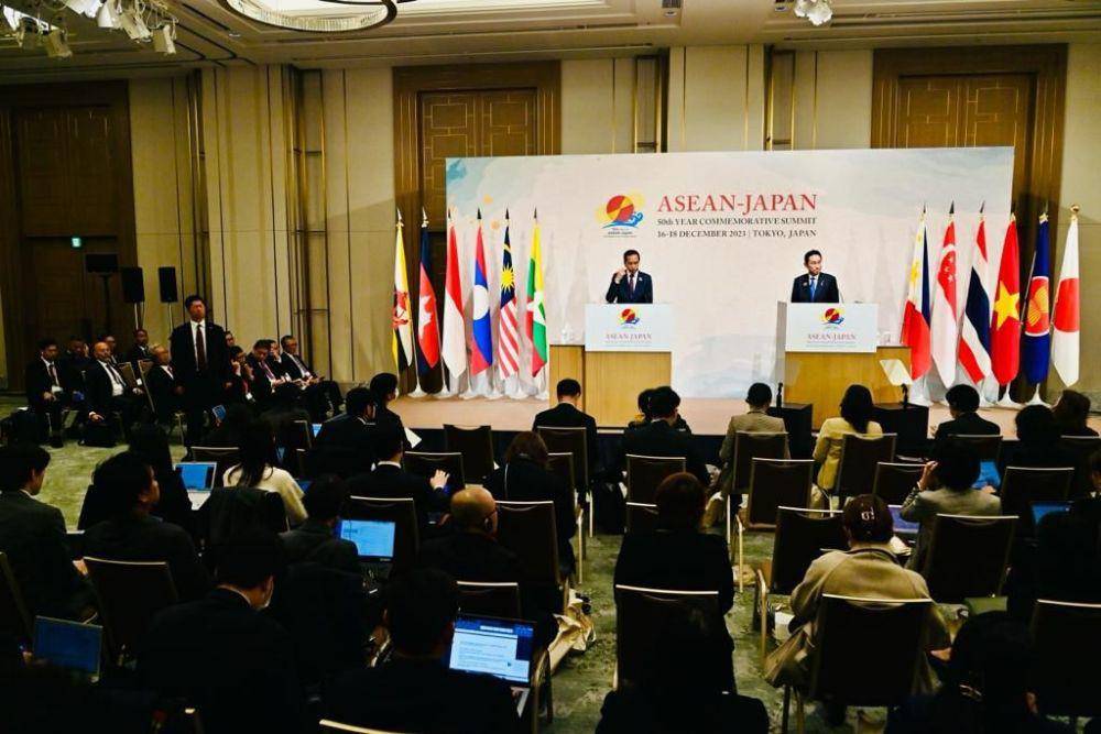Presiden Jokowi dan Perdana Menteri (PM) Jepang, Fumio Kishida menyampaikan visi bersama hasil dari KTT Perayaan 50 Tahun Hubungan Persahabatan dan Kerja Sama ASEAN-Jepang (dok. Sekretariat Presiden)