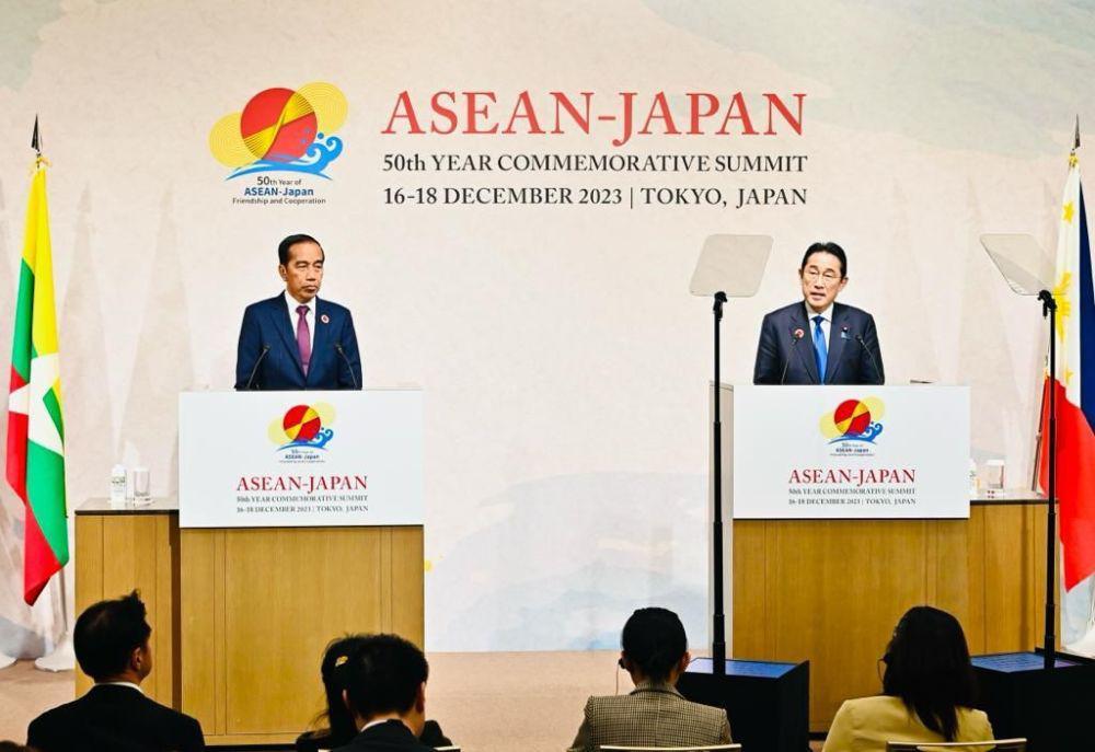 Presiden Jokowi dan Perdana Menteri (PM) Jepang, Fumio Kishida menyampaikan visi bersama hasil dari KTT Perayaan 50 Tahun Hubungan Persahabatan dan Kerja Sama ASEAN-Jepang (dok. Sekretariat Presiden)