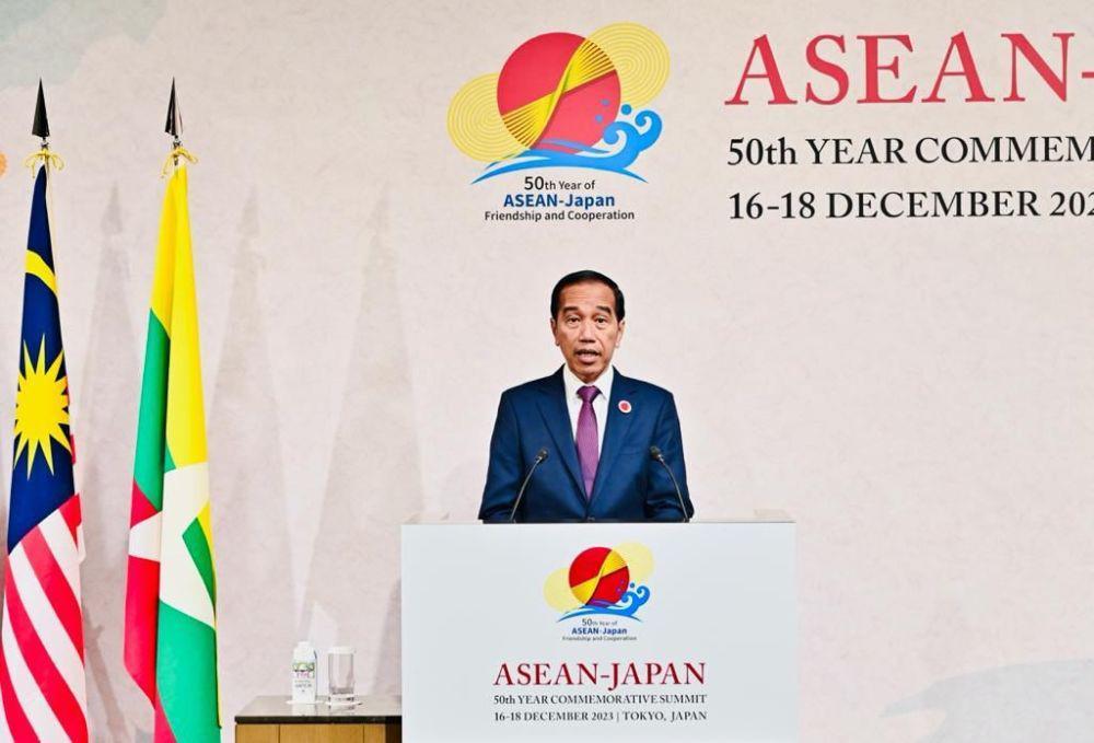 Presiden Jokowi dan Perdana Menteri (PM) Jepang, Fumio Kishida menyampaikan visi bersama hasil dari KTT Perayaan 50 Tahun Hubungan Persahabatan dan Kerja Sama ASEAN-Jepang (dok. Sekretariat Presiden)