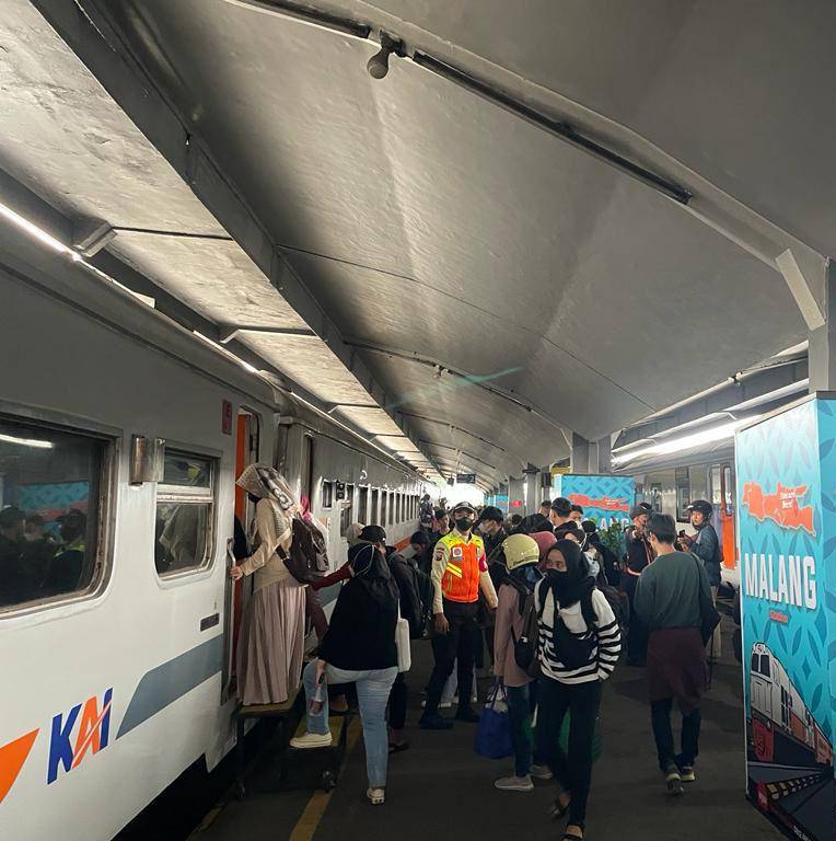 Para pengguna kereta api yang akan berangkat dari Stasiun Malang. (Dok. KAI Daop 8 Surabaya)