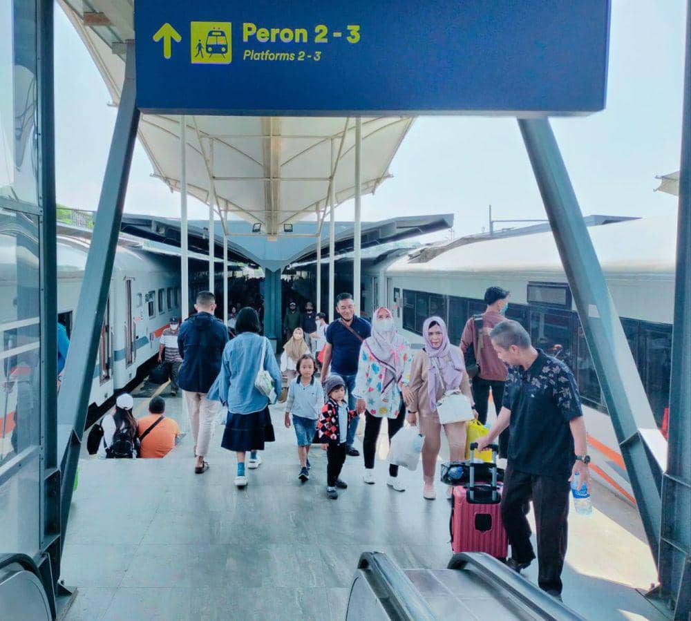 Para pengguna kereta api yang akan berangkat dari Stasiun Malang. (Dok. KAI Daop 8 Surabaya)