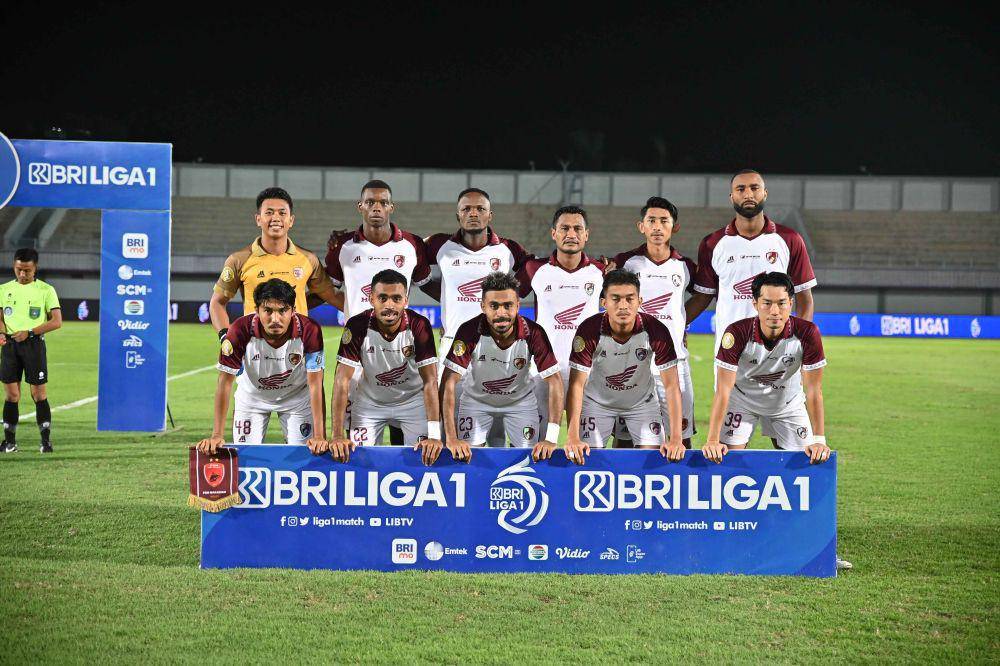 Para pemain PSM Makassar berpose jelang laga pekan ke-19 BRI Liga 1 2023-24 melawan Dewa United yang berlangsung di Indomilk Arena Karawaci Tangerang, 12 November 2023. (Dok. PT. Liga Indonesia Baru)