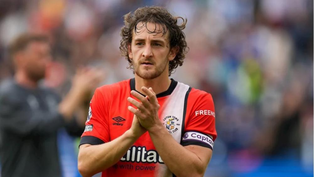 7 Pemain Sepak Bola yang Kolaps saat Pertandingan, Terbaru Tom Lockyer