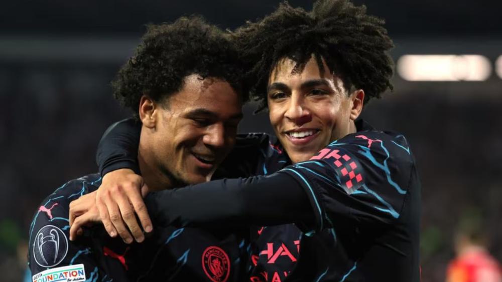 Oscar Bobb (kiri) dan Rico Lewis (kanan) (uefa.com)