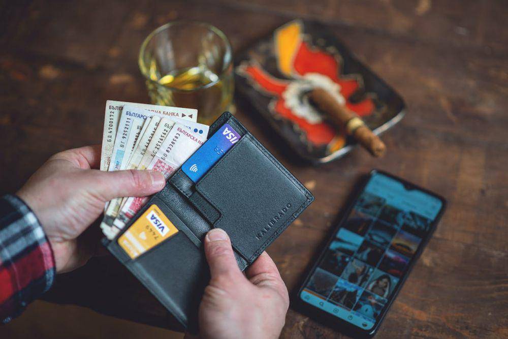 ilustrasi membuka dompet (pexels.com/Emil Kalibradov)