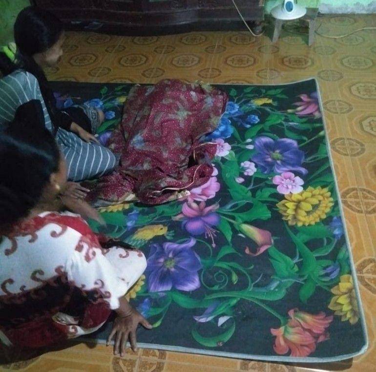 (Korban perahu ketek terbalik diterjang ombak di perairan Banyuasin saat dibawa ke rumah duka) IDN Times/istimewa