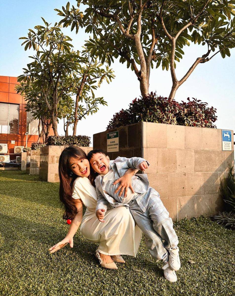 potret Fuji dan Gala pada ulamg tahun Adzam (instagram.com/fuji_an)
