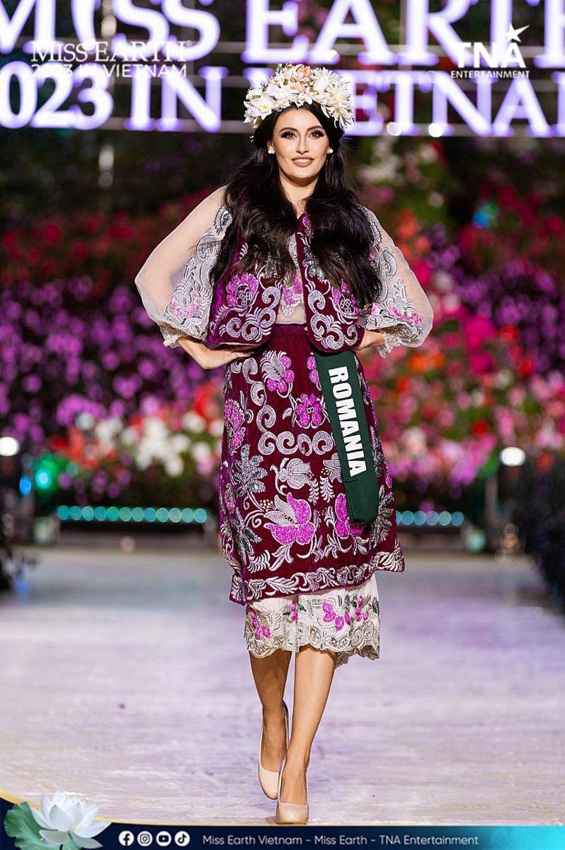 Potret Kostum Nasional Wakil Eropa di Miss Earth 2023 (Facebook.com/Miss Earth)