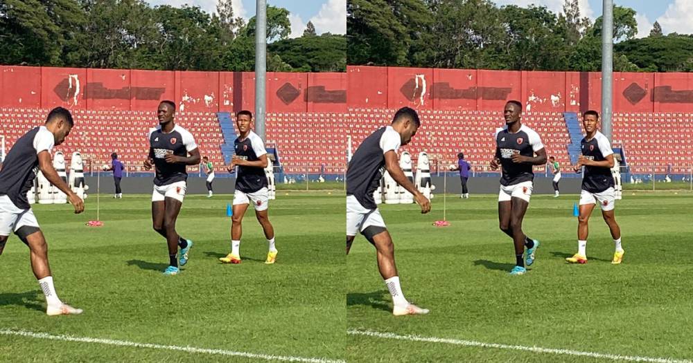 Striker PSM Makassar, Victor Mansaray (tengah), dalam sesi official training di Stadion Brawijaya Kediri pada Minggu 17 Desember 2023. (Dok. Istimewa)