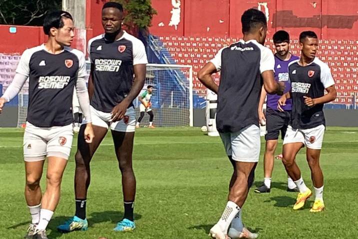 Striker PSM Makassar, Victor Mansaray (dua dari kiri), dalam sesi official training di Stadion Brawijaya Kediri pada Minggu 17 Desember 2023. (Dok. Istimewa)