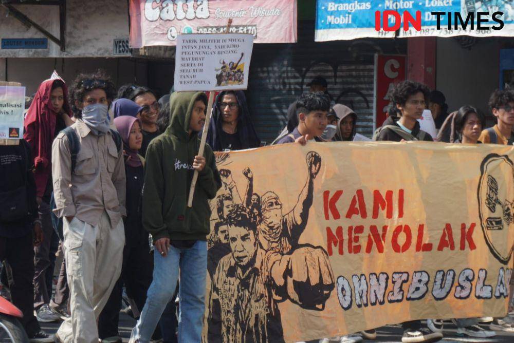 Aksi 'Gejayan Kembali Memanggil' di Pertigaan Gejayan, Sleman, DIY, Sabtu (16/12/2023). (IDN Times/Tunggul Damarjati)