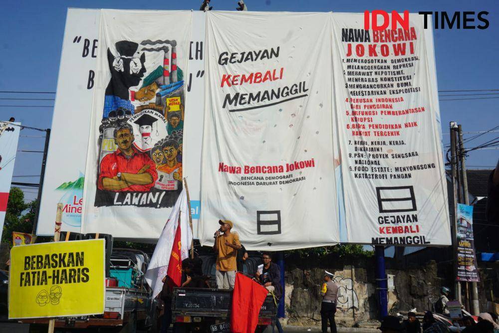 Ilustrasi. Spanduk Nawa Bencana Jokowi dalam aksi 'Gejayan Kembali Memanggil' di Pertigaan Gejayan, Sleman, DIY, Sabtu (16/12/2023). (IDN Times/Tunggul Damarjati)