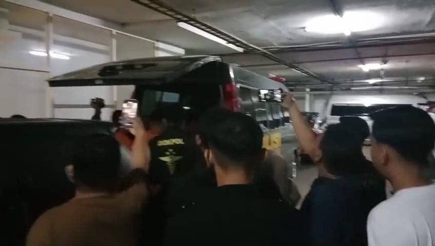 Ambulans mengevakuasi jenazah PPK Luwu dari Hotel Four Points Makassar, Sabtu (16/12/2023)/Istimewa