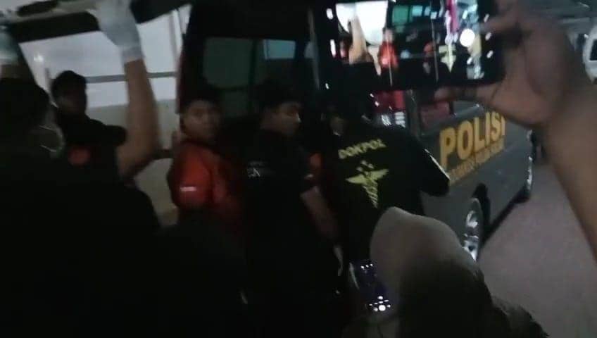 Ambulans mengevakuasi jenazah PPK Luwu dari Hotel Four Points Makassar, Sabtu (16/12/2023)/Istimewa