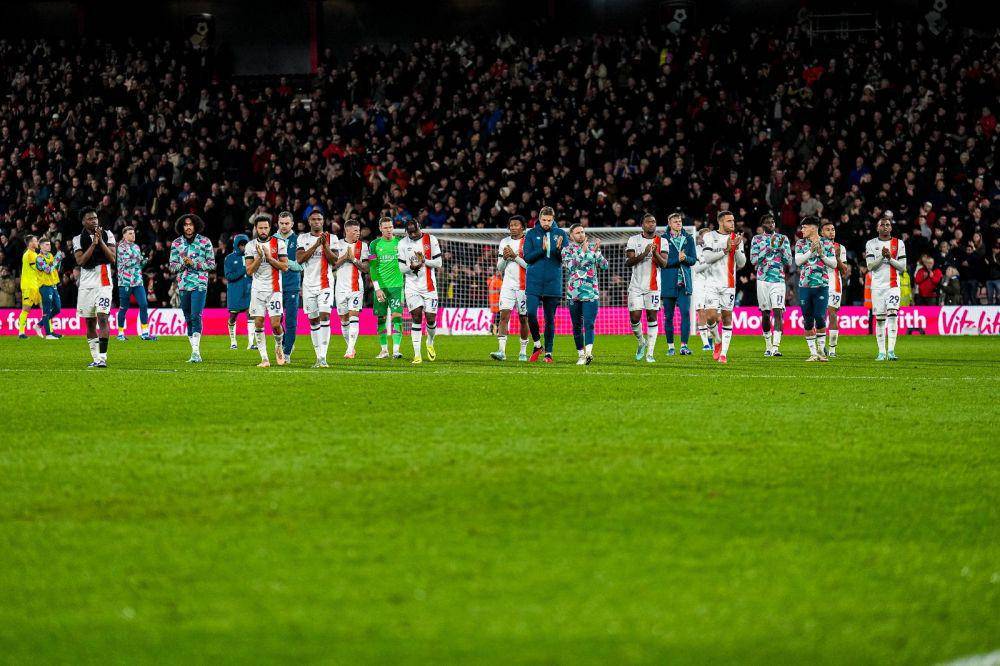 Bournemouth lawan Luton Town terhenti karena pemain kolaps. (twitter.com/LutonTown)