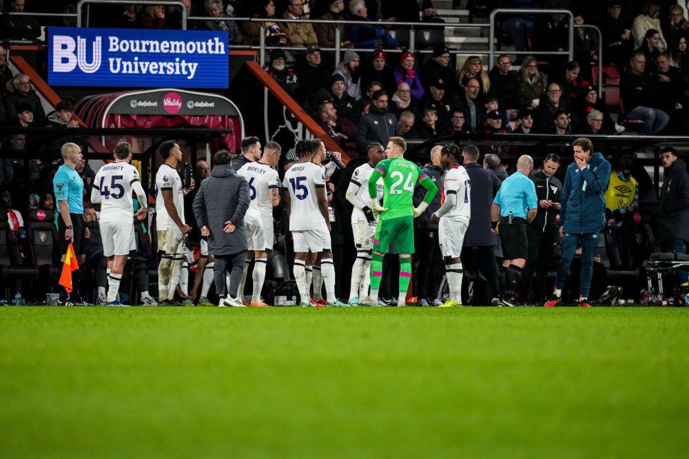 Pemain Kolaps, Laga Bournemouth vs Luton Town Dihentikan