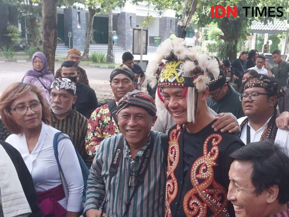 Capres Ganjar Pranowo saat mengikuti kirab Nitilaku di UGM, Sleman, Minggu (17/12/2023). (IDN Times/Tunggul Damarjati)