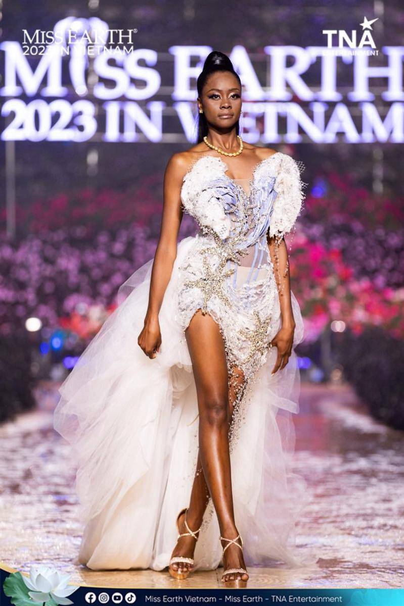 Potret Finalis Paling Standout di Acara Fashion Show Miss Earth 2023 (Facebook.com/Miss Earth)