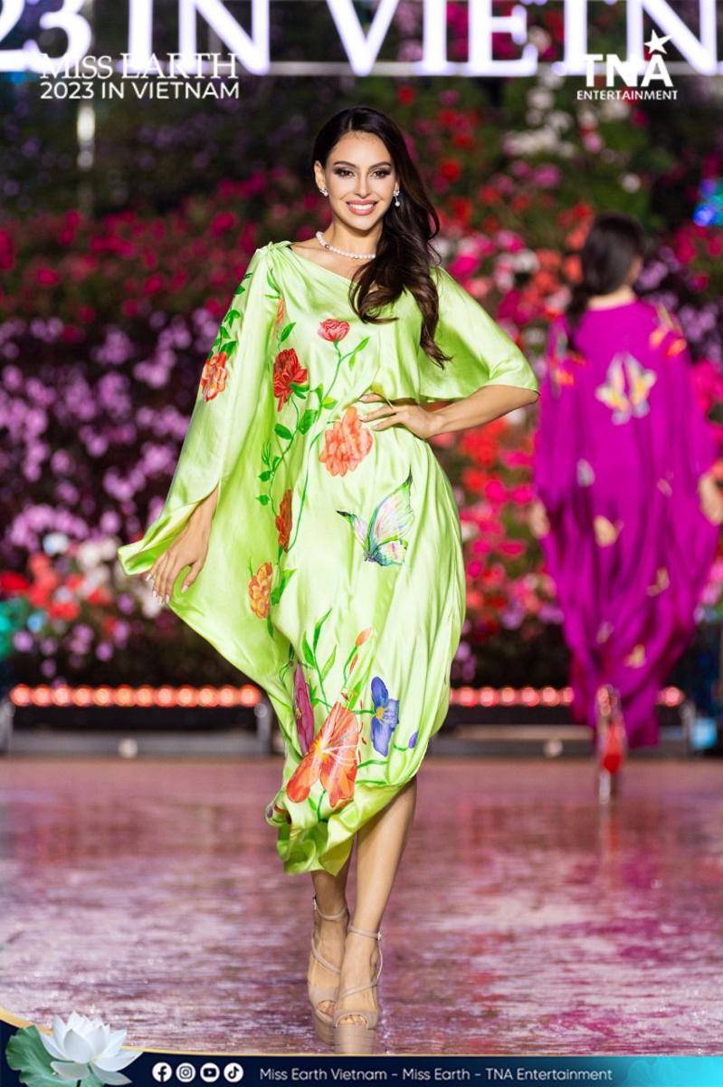 Potret Finalis Paling Standout di Acara Fashion Show Miss Earth 2023 (Facebook.com/Miss Earth)
