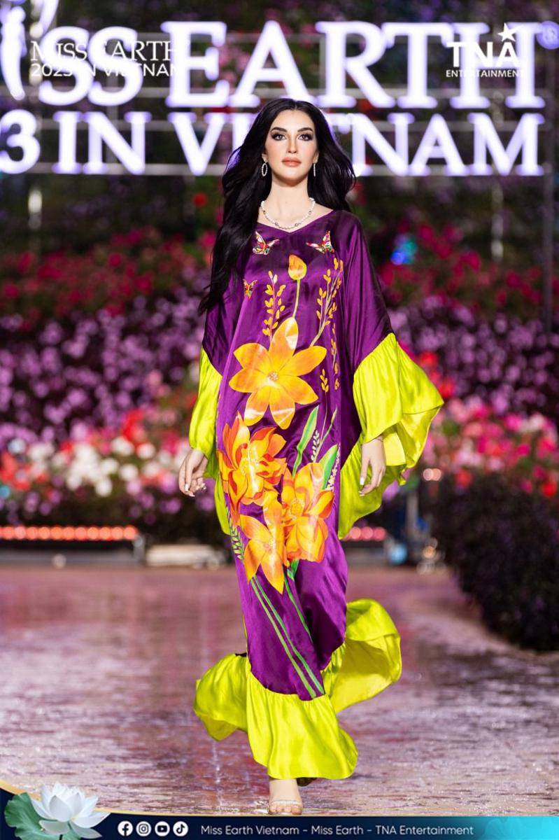 Potret Finalis Paling Standout di Acara Fashion Show Miss Earth 2023 (Facebook.com/Miss Earth)