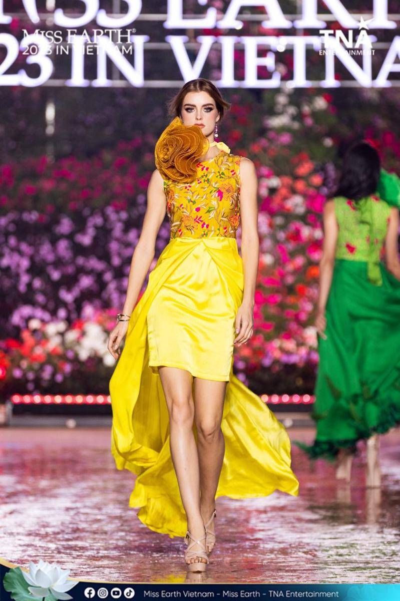 Potret Finalis Paling Standout di Acara Fashion Show Miss Earth 2023 (Facebook.com/Miss Earth)