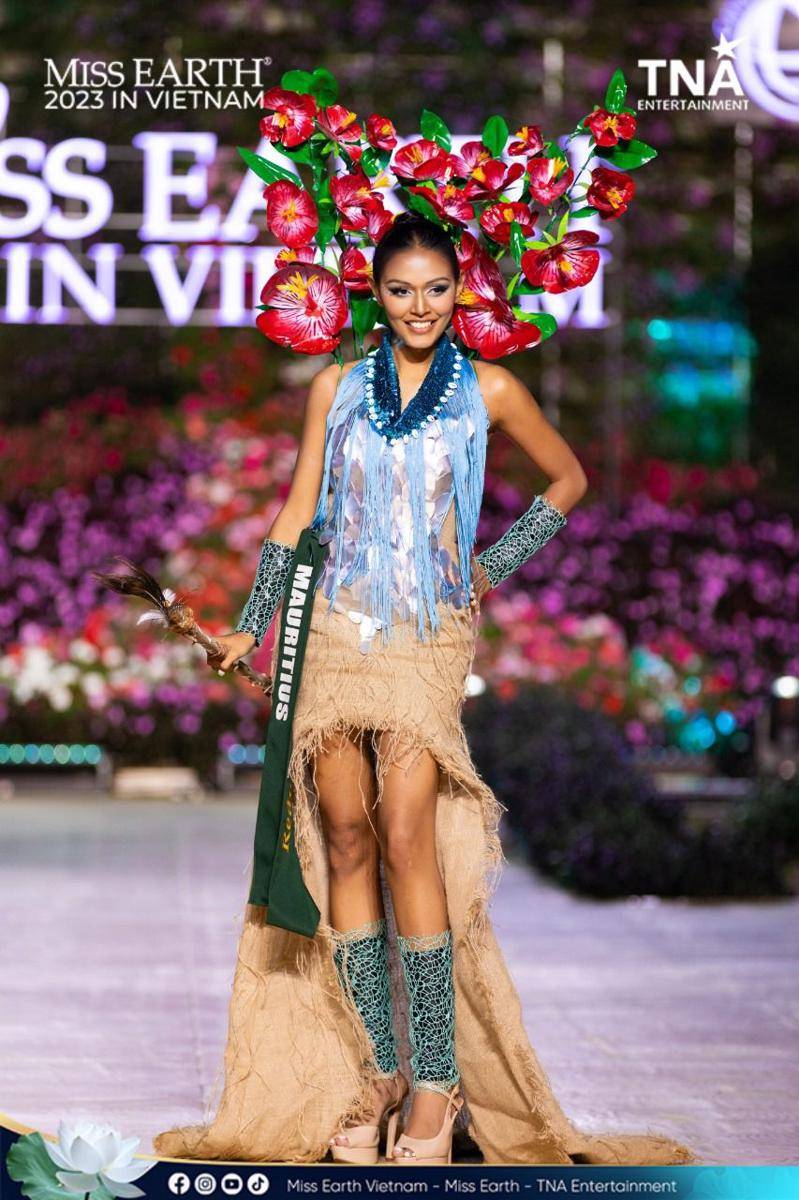 Potret Kostum Nasional Wakil Afrika di Panggung Miss Earth 2023 (Facebook.com/Miss Earth)