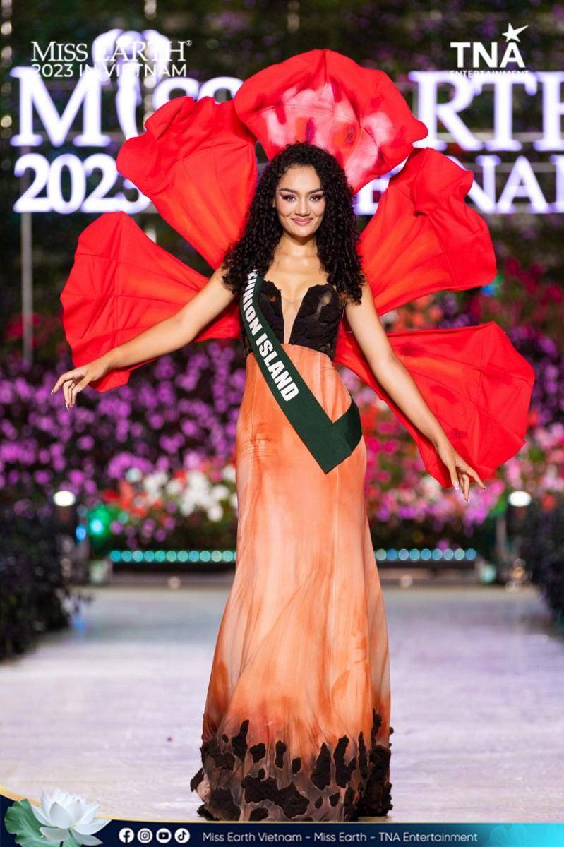 Potret Kostum Nasional Wakil Afrika di Panggung Miss Earth 2023 (Facebook.com/Miss Earth)