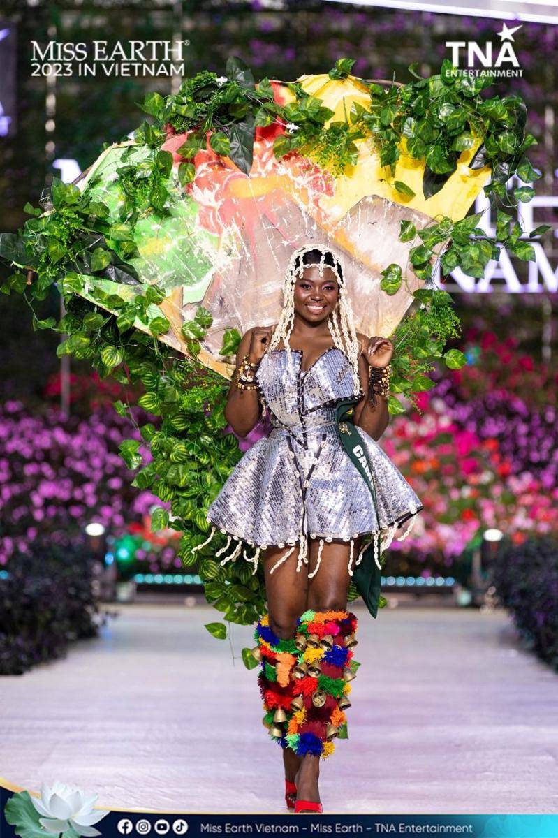 Potret Kostum Nasional Wakil Afrika di Panggung Miss Earth 2023 (Facebook.com/Miss Earth)