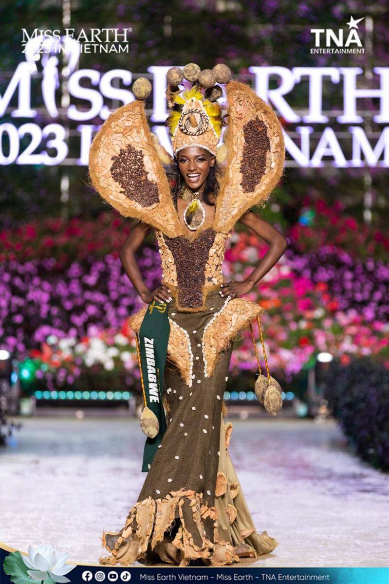 Potret Kostum Nasional Wakil Afrika di Panggung Miss Earth 2023 (Facebook.com/Miss Earth)
