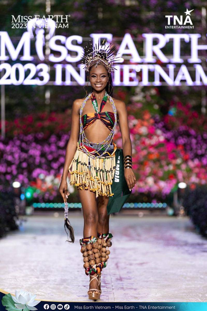 Potret Kostum Nasional Wakil Afrika di Panggung Miss Earth 2023 (Facebook.com/Miss Earth)