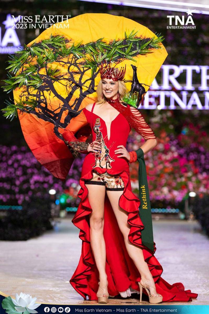 Potret Kostum Nasional Wakil Afrika di Panggung Miss Earth 2023 (Facebook.com/Miss Earth)