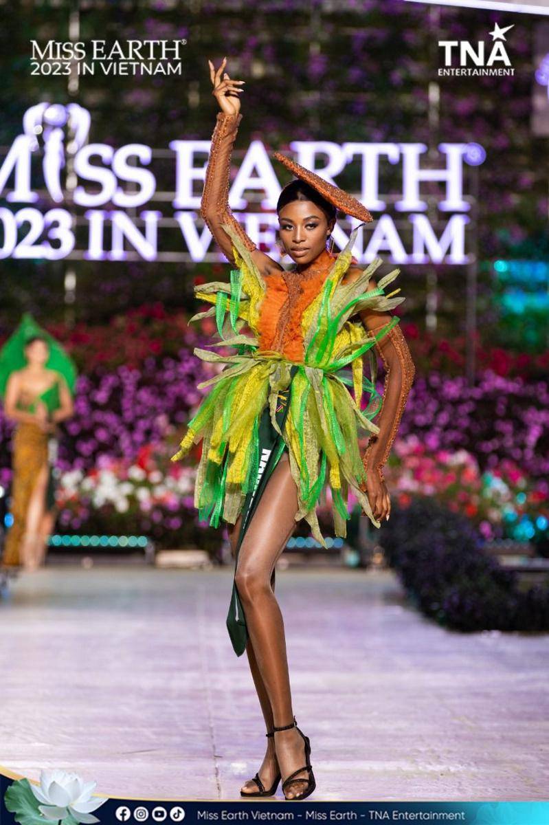 Potret Kostum Nasional Wakil Afrika di Panggung Miss Earth 2023 (Facebook.com/Miss Earth)