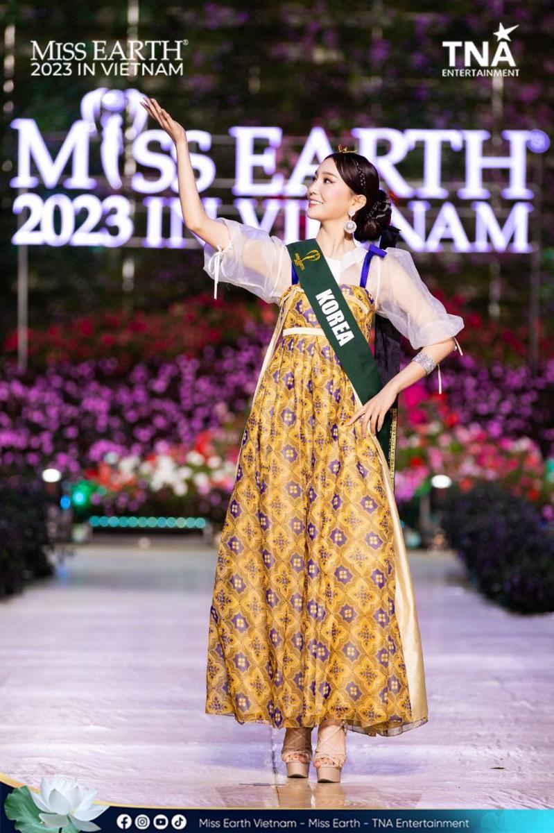Potret Kostum Nasional Wakil Asia dan Oseania di Miss Earth 2023 (Facebook.com/Miss Earth)