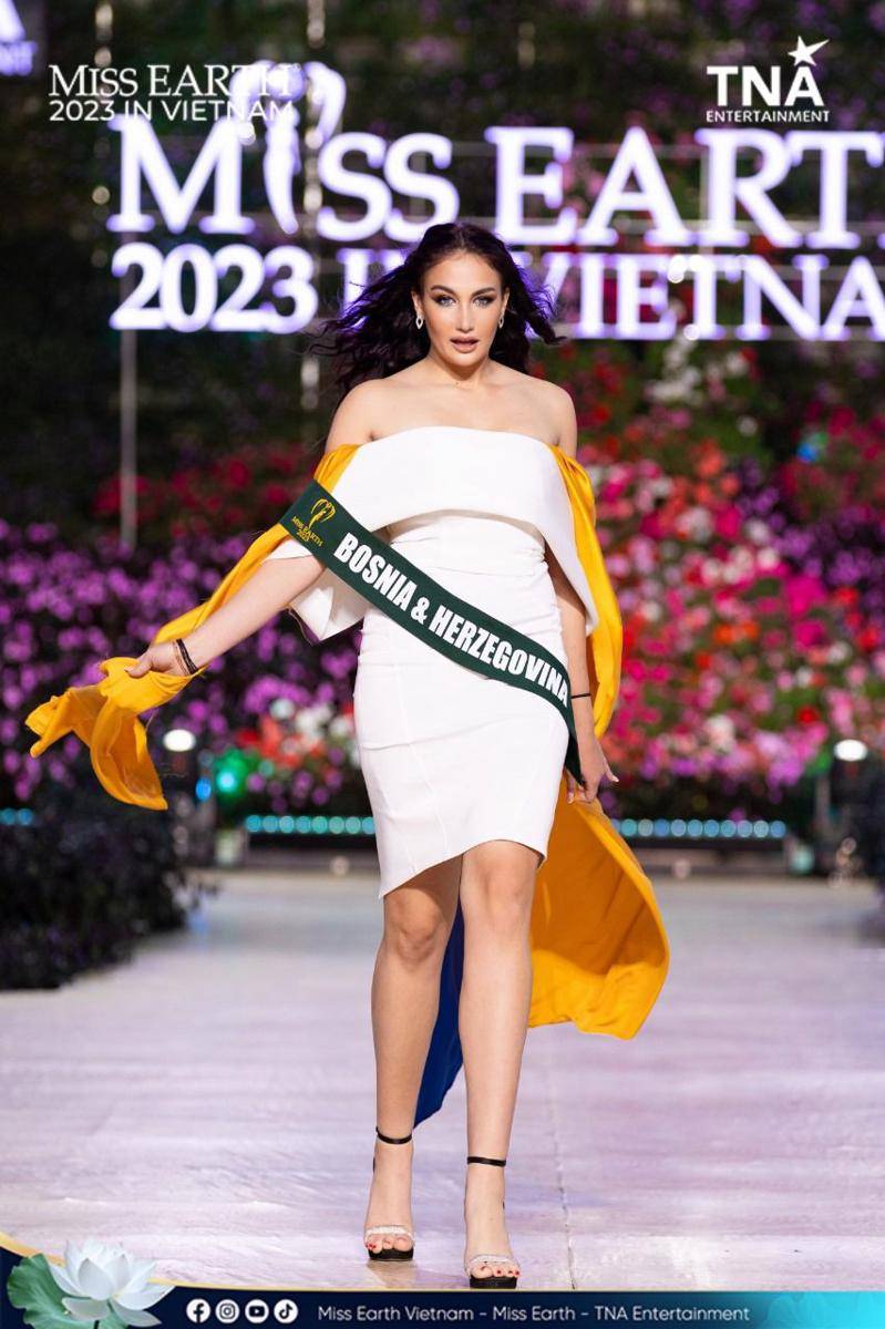 Potret Kostum Nasional Wakil dari Kawasan Eropa di Miss Earth 2023 (Facebook.com/Miss Earth)