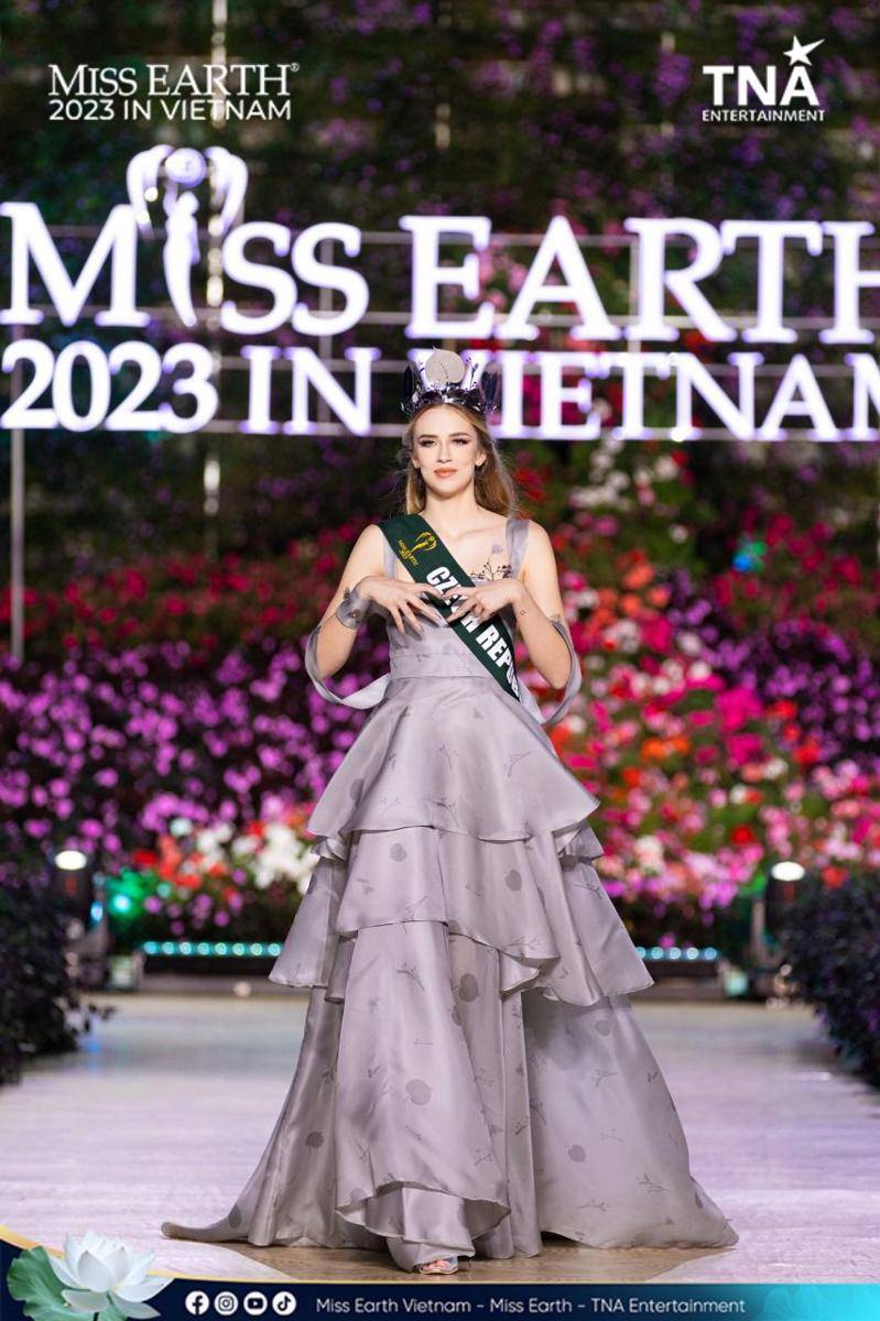 Potret Kostum Nasional Wakil dari Kawasan Eropa di Miss Earth 2023 (Facebook.com/Miss Earth)