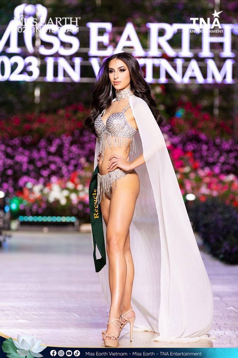 Potret Kostum Nasional Wakil dari Kawasan Eropa di Miss Earth 2023 (Facebook.com/Miss Earth)