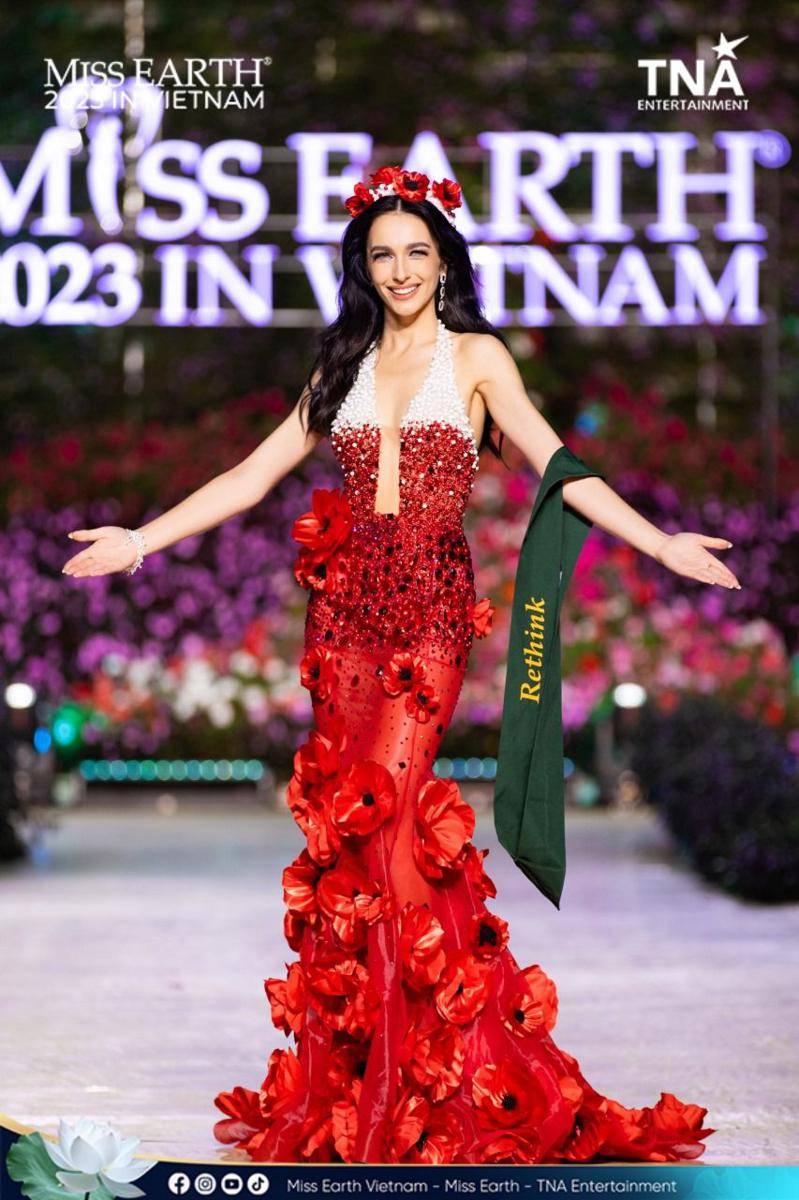 Potret Kostum Nasional Wakil dari Kawasan Eropa di Miss Earth 2023 (Facebook.com/Miss Earth)
